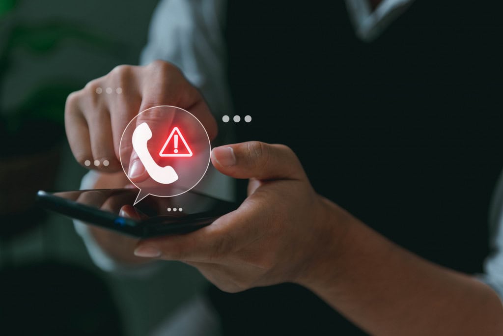 FBI alerta: criminosos manipulam fotos para praticar ‘sequestros virtuais’ O FBI emitiu um alerta sobre uma prática criminosa que altera fotos de redes sociais para usá-las como provas falsas em golpes de sequestro virtual. Os criminosos se passam por sequestradores e fornecem fotos ou vídeos aparentemente reais das vítimas, juntamente com exigências de pagamento de resgate, segundo a agência americana. golpe virtual