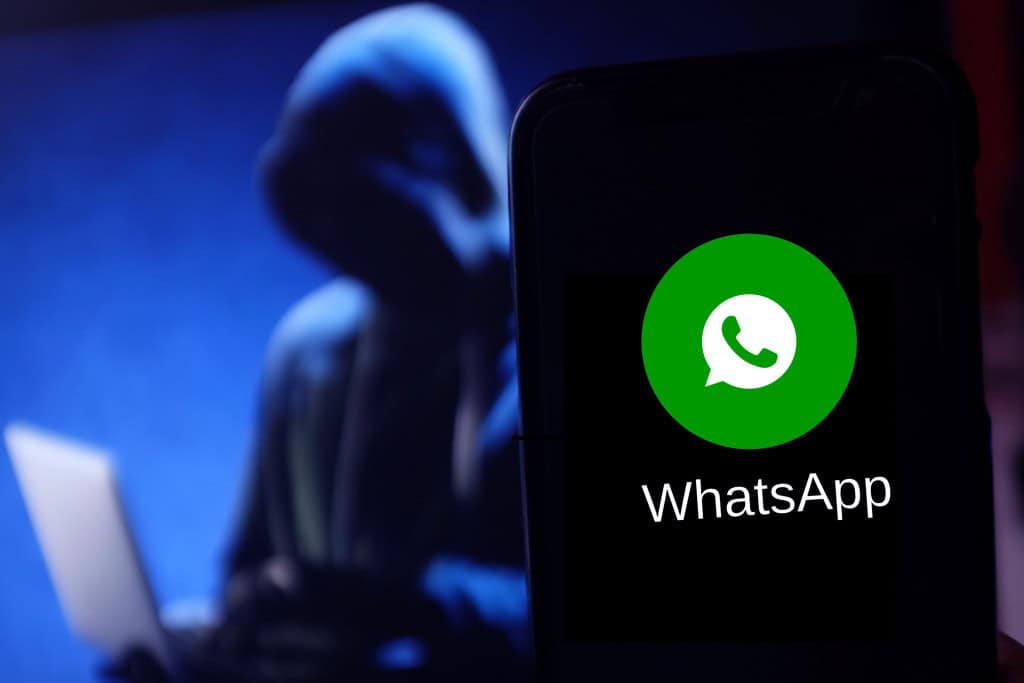 Golpe GhostPairing expõe contas do WhatsApp por meio de código de pareamento Pesquisadores de segurança identificaram uma nova estratégia de phishing que permite a criminosos tomarem o controle de contas do WhatsApp sem necessidade de desacelerar sistemas de autenticação tradicionais. A tática, batizada de GhostPairing pelos especialistas da Gen Digital, explora legítima funcionalidade de pareamento de dispositivos do mensageiro e tem como alvo usuários desavisados. Especialistas alertam para novo golpe no WhatsApp com indícios de IA
