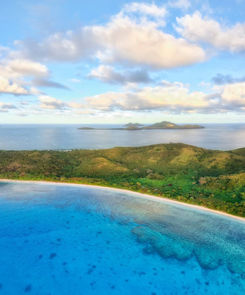 Vista aérea do oceano e da ilha de Fiji