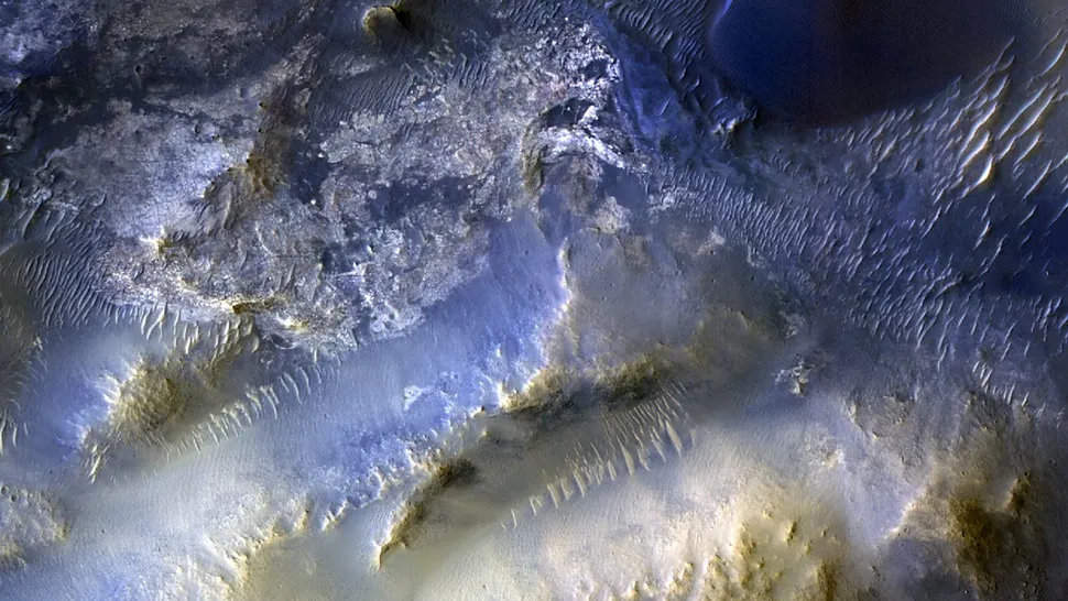 HiRISE bate 100 mil fotos de Marte: nova imagem revela mudanças na superfície A câmera HiRISE, a bordo do Mars Reconnaissance Orbiter (MRO) da NASA, alcançou a marca de 100 mil imagens de Marte, anunciou a agência espacial estadunidense nesta terça-feira (16). HiRISE bate 100 mil fotos de Marte: nova imagem revela mudanças na superfície