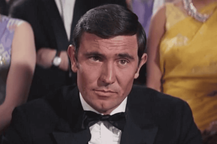 George Lazenby como James Bond em 007 