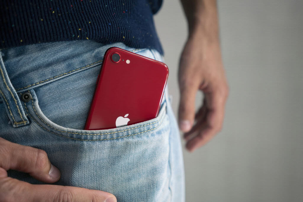 Apple divulga iPhone, iPad e outros dispositivos como obsoletos; veja quais modelos Se você é dono de alguns dispositivos Apple um pouquinho mais antigos, é bom prestar atenção. A empresa atualizou oficialmente sua lista de dispositivos obsoletos e incluiu modelos populares como o iPhone SE original, o iPad Pro de 12,9 polegadas (2ª geração) e versões especiais do Apple Watch. A mudança está preocupando muitos usuários que dependem desses aparelhos no dia a dia. Dispositivos antigos, como o iPhone SE e versões especiais do Apple Watch, perderam acesso a reparos após a nova atualização da Apple.