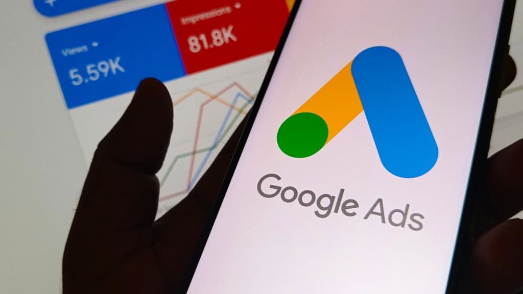 Cuidado! Hackers exploram IA e anúncios do Google para instalar malware Hackers estão explorando ChatGPT, Grok e até o Google para convencer usuários a rodar comandos que permitem a instalação de malware. A descoberta foi feita pela empresa de segurança Huntress. Ataque explora links do Google que levam a chats manipulados, fazendo vítimas copiarem comandos maliciosos no terminal.