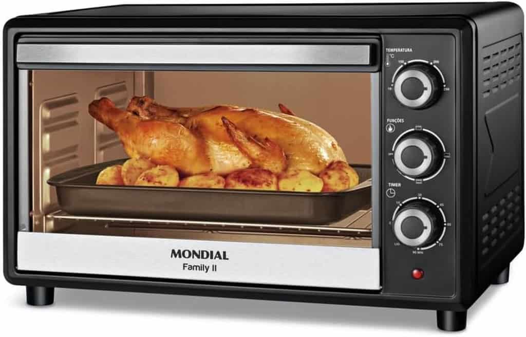 Forno elétrico Mondial Family II preto com detalhes em inox, porta de vidro e botões seletores frontais de temperatura e tempo
