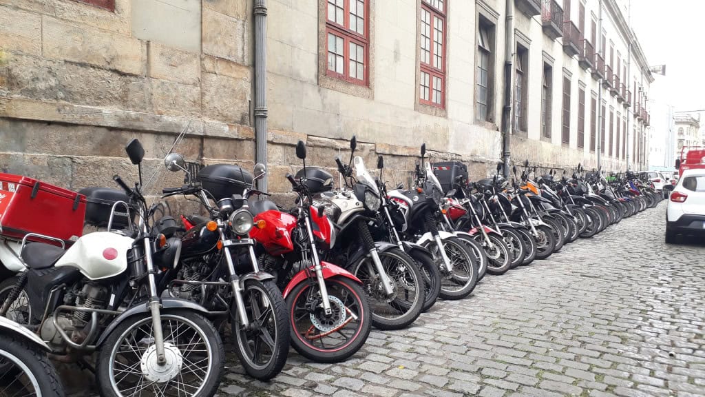 Uma série de motos enfileiradas em uma parede