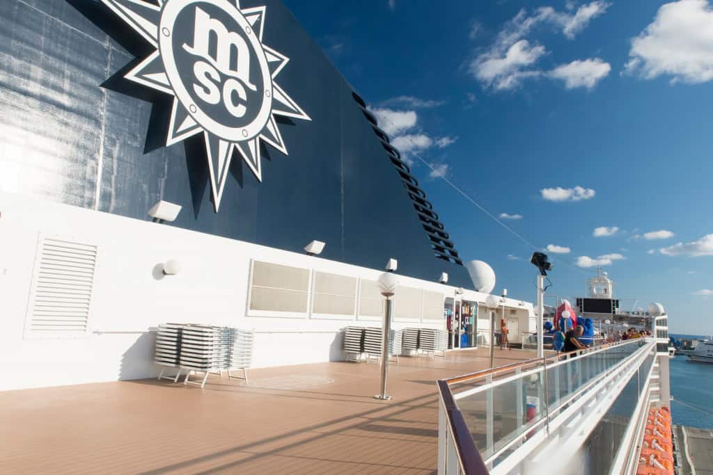 Logo da MSC No topo de uma edificação em um navio