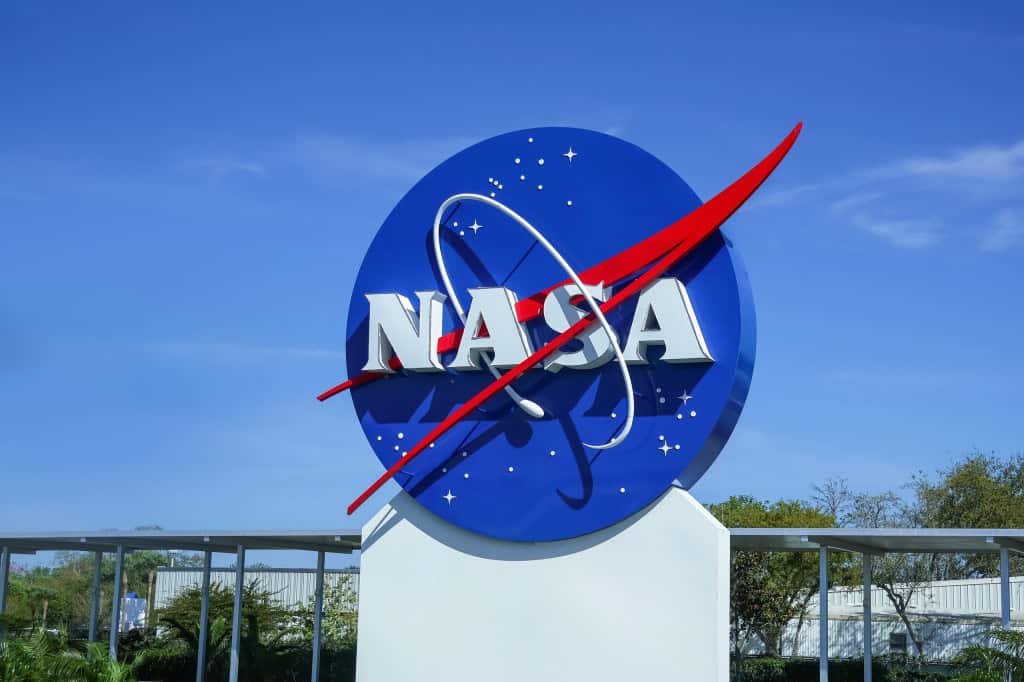 NASA: astronauta bilionário e aliado de Musk, Jared Isaacman é confirmado como novo chefe O Senado dos Estados Unidos confirmou, nesta quarta-feira (17), o bilionário e astronauta privado Jared Isaacman como novo administrador da NASA no governo Donald Trump. A nomeação foi aprovada por 67 votos a 30, tornando Isaacman o 15º líder da agência espacial estadunidense. Placa da NASA com o logo