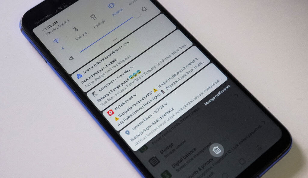 Imagem mostra tela de notificação em aplicativos de smartphone sobre configurações e funções do android
