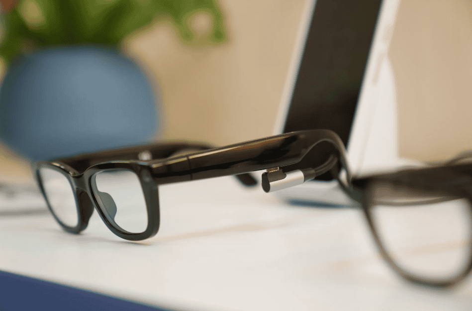 Google aposta em novos óculos inteligentes com apps Android sem adaptações O Google pretende transformar o uso diário de tecnologias vestíveis com uma nova geração de óculos projetados em parceria com a Xreal. O dispositivo, conhecido internamente como Project Aura, foi apresentado de forma preliminar e marca um passo importante na estratégia da empresa para competir em um setor dominado por poucas fabricantes. As informações são do The Verge. Os óculos se mostraram capazes de executar aplicativos Android tradicionais sem adaptações complexas