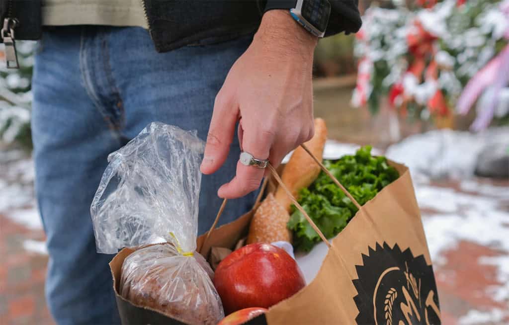 Pebble lança anel inteligente para gravar pensamentos rapidamente A Pebble, conhecida internacionalmente por seus smartwatches acessíveis, lançou um gadget inovador: o Index 01, um anel que captura suas ideias enquanto você fala. Ele funciona como uma memória externa discreta, permitindo registrar pensamentos sem depender de telefone ou computador. Use o anel Index 01 para lembretes rápidos e notas curtas, em reuniões ou passeios, com praticidade total.