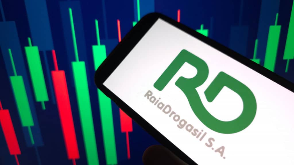 Logo da Raia Drogasil em um smartphone