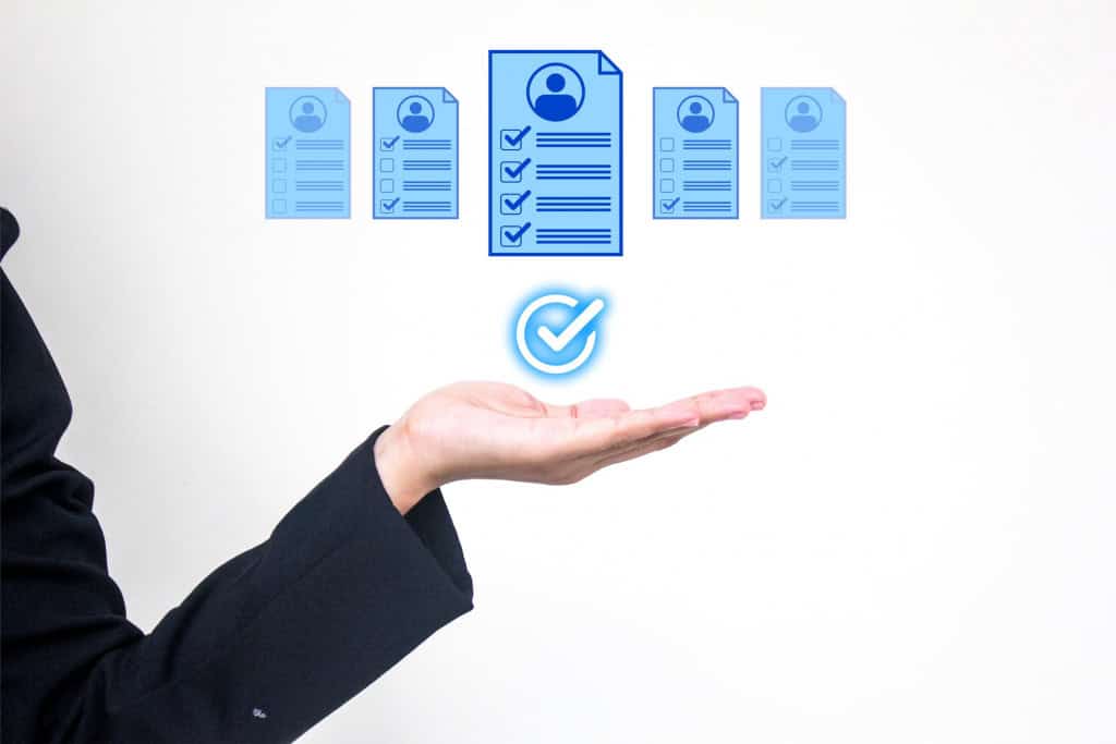 Alguns traços podem ser positivos para uma métrica e negativos para outra, e diferenças de gênero influenciam os resultados.