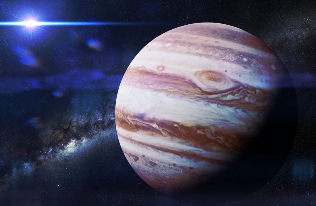 Júpiter em oposição: o gigante pertinho da Terra Um evento astronômico incrível acontece na manhã deste sábado (10). Júpiter atingirá a oposição – o momento ideal para observá-lo, quando estará visível durante grande parte da noite na constelação de Gêmeos. Nesse momento, ele também aparece mais brilhante no céu e em seu maior tamanho quando visto através de um telescópio. Júpiter em oposição: o gigante pertinho da Terra