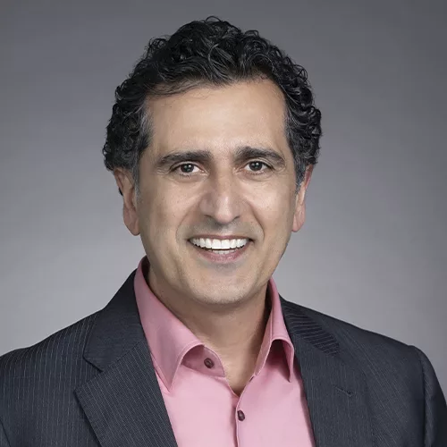 Foto no estilo 3x4 de Sassine Ghazi sorrindo