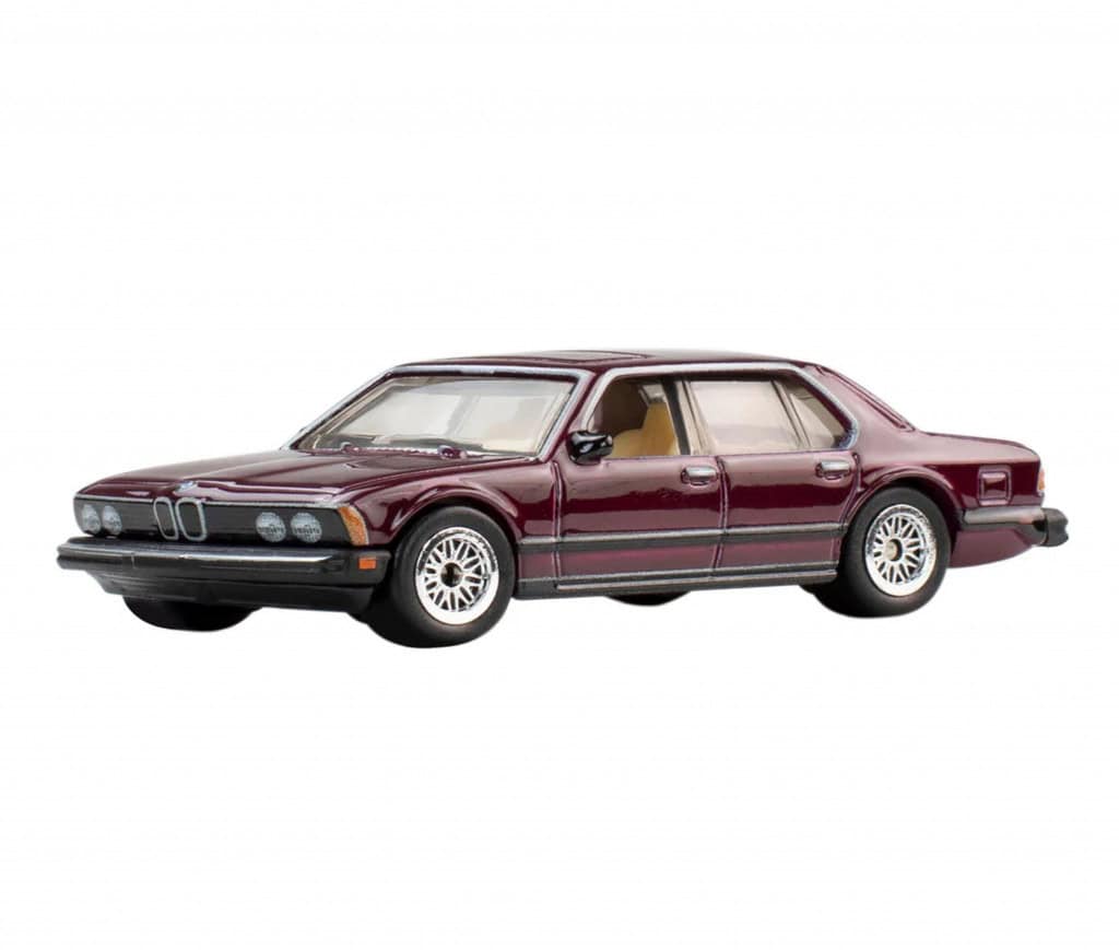 Miniatura de carro BMW 733i 1983, clássico em estilo Hot Wheels da Mattel, sedã de quatro portas com pintura vinho sobre fundo branco