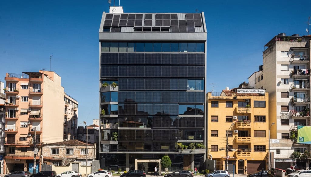 Prédios que produzem energia já estão revolucionando cidades pelo Brasil