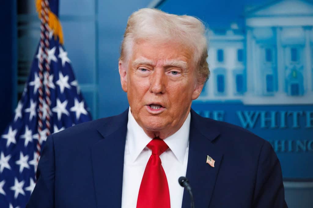 Políticos solicitam ao Pentágono que Xiaomi e DeepSeek sejam boicotadas dos EUA Na última sexta-feira (19), nove legisladores estadunidenses escreveram uma carta endereçada ao Governo dos Estados Unidos. O documento solicita ao Pentágono que inclua a Xiaomi e o DeepSeek numa lista de empresas que supostamente apoiam o exército militar chinês. A informação é da Reuters. donald trump