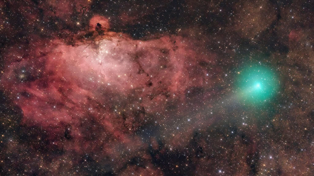 Registro mostra cometa SWAN junto aos famosos Pilares da Criação A passagem do cometa C/2025 R2 (SWAN) pelo plano galáctico da Via Láctea rendeu um registro de grande impacto visual. A foto foi capturada em 17 de outubro, quando o objeto atravessou a região da Nebulosa da Águia, no coração da constelação de Serpens. O brilho esverdeado da coma do cometa se destacou no campo rico em poeira interestelar, estrelas jovens e estruturas icônicas já conhecidas do público. cometa swan