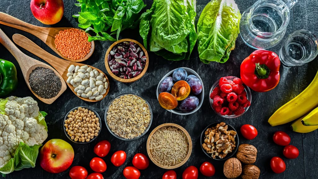 Visão de cima de mesa cheia de alimentos bons para tratar de prisão de ventre