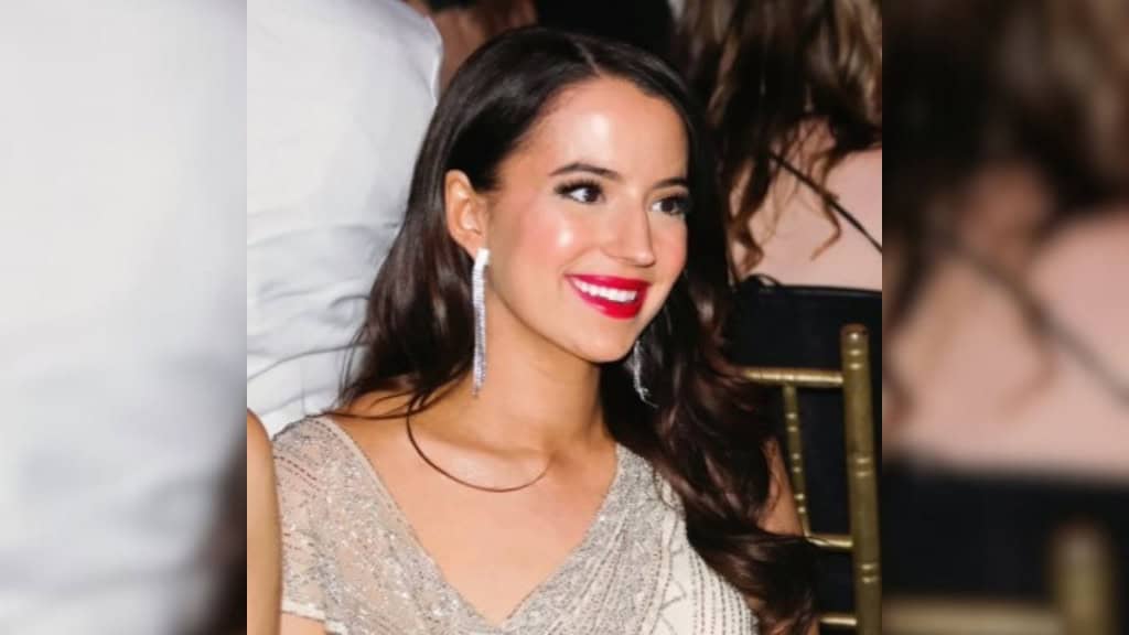 Grok é usado para criar imagens sexualizadas falsas, diz mãe de filho de Musk A escritora e estrategista política Ashley St. Clair, mãe de um dos filhos de Elon Musk, afirma ter sido alvo de imagens sexualizadas falsas criadas a partir de fotos reais com o uso do Grok, ferramenta de inteligência artificial (IA) ligada ao X/Twitter, de Musk. O relato foi publicado pelo The Guardian nesta semana. E colocou a plataforma no centro de uma nova crise sobre consentimento, moderação e responsabilidade no uso de IA. Ashley St. Clair em evento