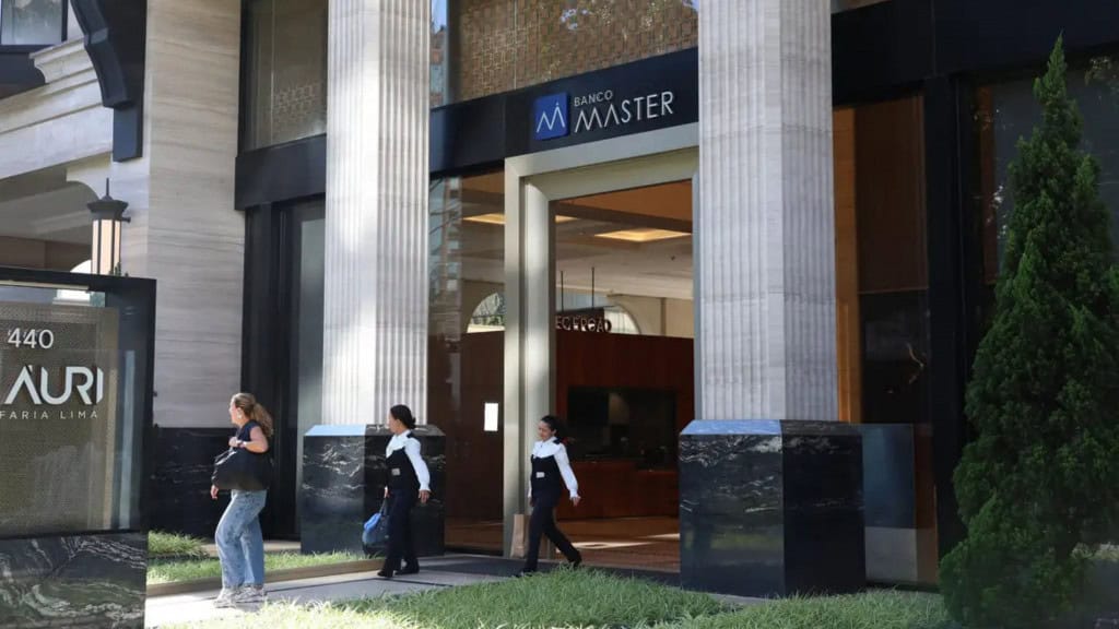 Funcionários saindo do Banco Master