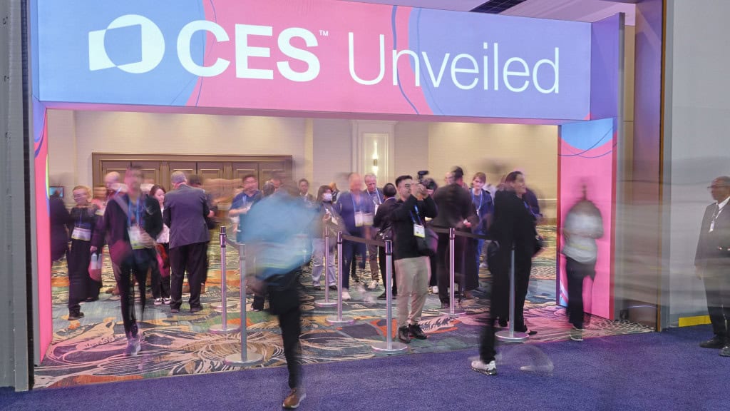 IA na saúde: por que gadgets mostrados na CES 2026 preocupam especialistas Além de smart TVs ultrafinas e protótipos de robôs, gadgets de saúde com inteligência artificial (IA) chamaram atenção na CES 2026. Balanças “inteligentes”, rastreadores hormonais e acessórios vestíveis prometem monitorar desde fertilidade e hormônios até saúde cardíaca e sintomas de menopausa, por exemplo. Mas especialistas questionam a precisão desses aparelhos. Pessoas andando no primeiro dia da CES 2026