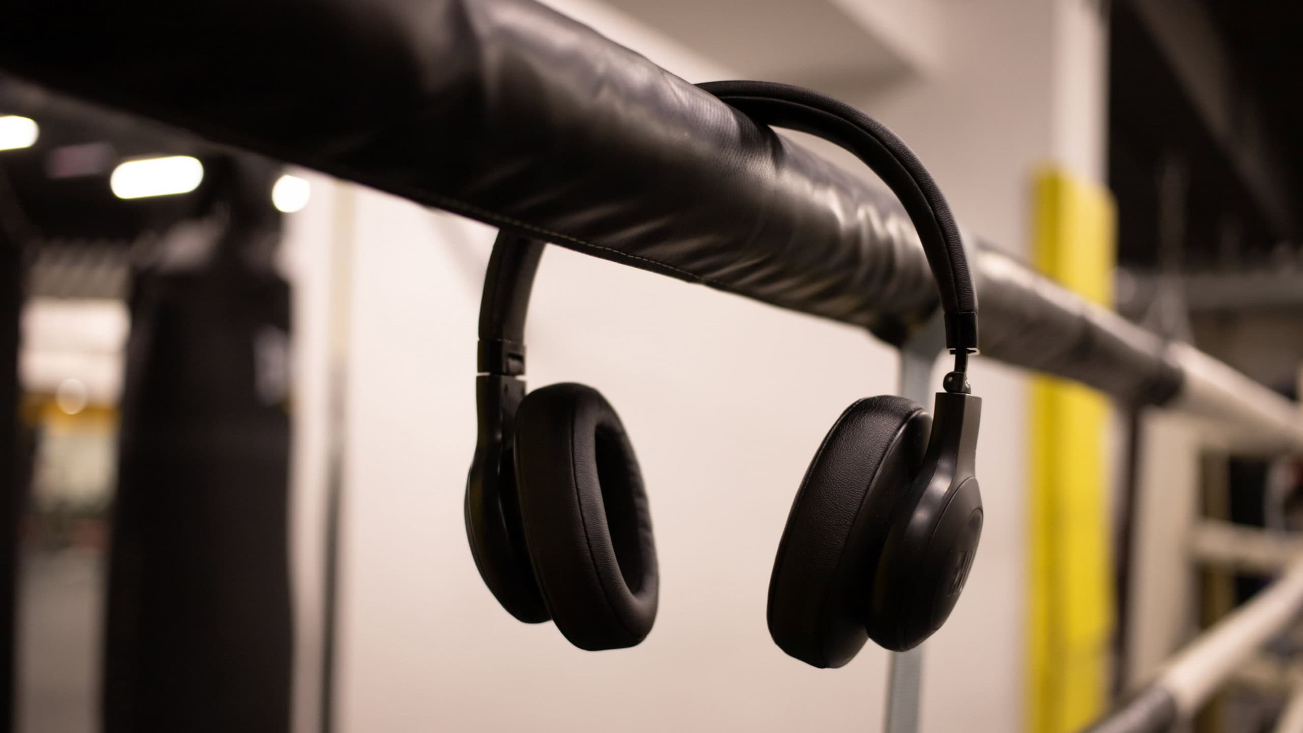 JBL aproveita CES 2026 para lançar fones para vários tipos de treino