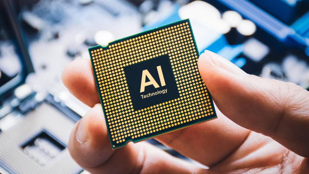 Pessoa segurando chip de inteligência artificial (IA)