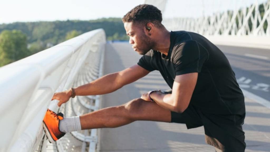 JBL aproveita CES 2026 para lançar fones para vários tipos de treino A JBL vai aproveitar a CES 2026 para ampliar seu catálogo de fones esportivos. A marca deve apresentar sete modelos, com propostas que vão de earbuds abertos, pensados para quem precisa ouvir o ambiente, até opções com cancelamento de ruído, versões com neckband e modelos com fio. Homem alongando perna em ponte enquanto usa fone da JBL