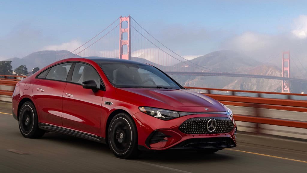 Rival da Tesla? Como é andar num carro que usa IA da Nvidia para dirigir sozinho A Nvidia saiu do palco da CES 2026 e foi para o asfalto. Num teste prático acompanhado pelo The Verge, a empresa mostrou que sua aposta em direção automatizada não é só discurso. Um Mercedes-Benz CLA rodou por ruas reais de São Francisco usando um sistema capaz de conduzir o carro do ponto A ao ponto B, com supervisão humana. Ilustração de Mercedes-Benz CLA, que tem sistema da Nvidia, andando em rua de São Francisco, nos Estados Unidos