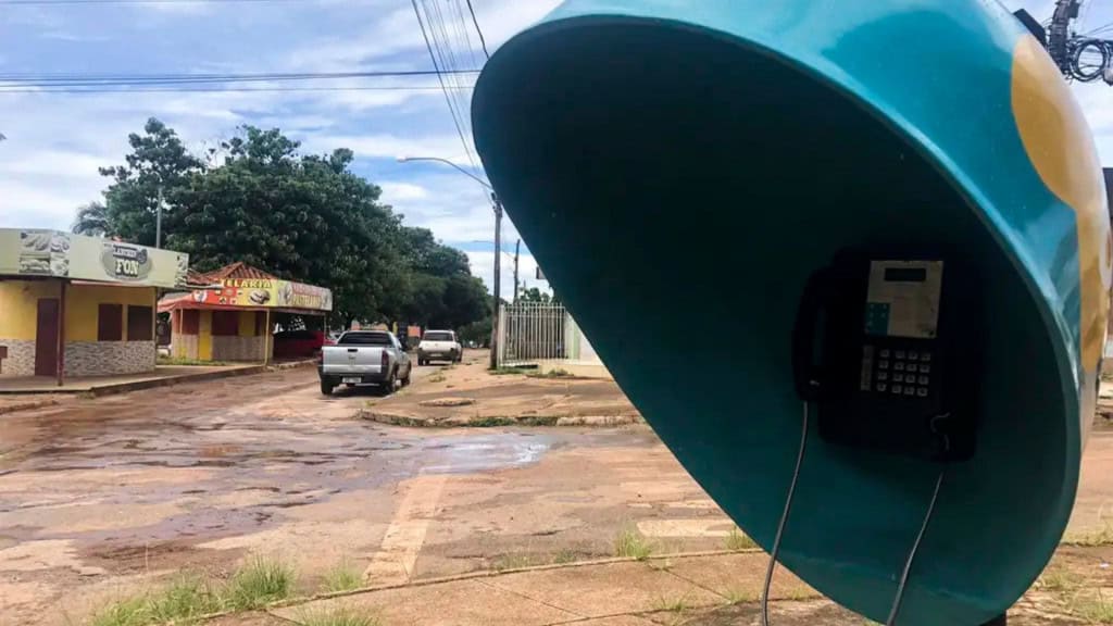 Orelhão da Oi em rua