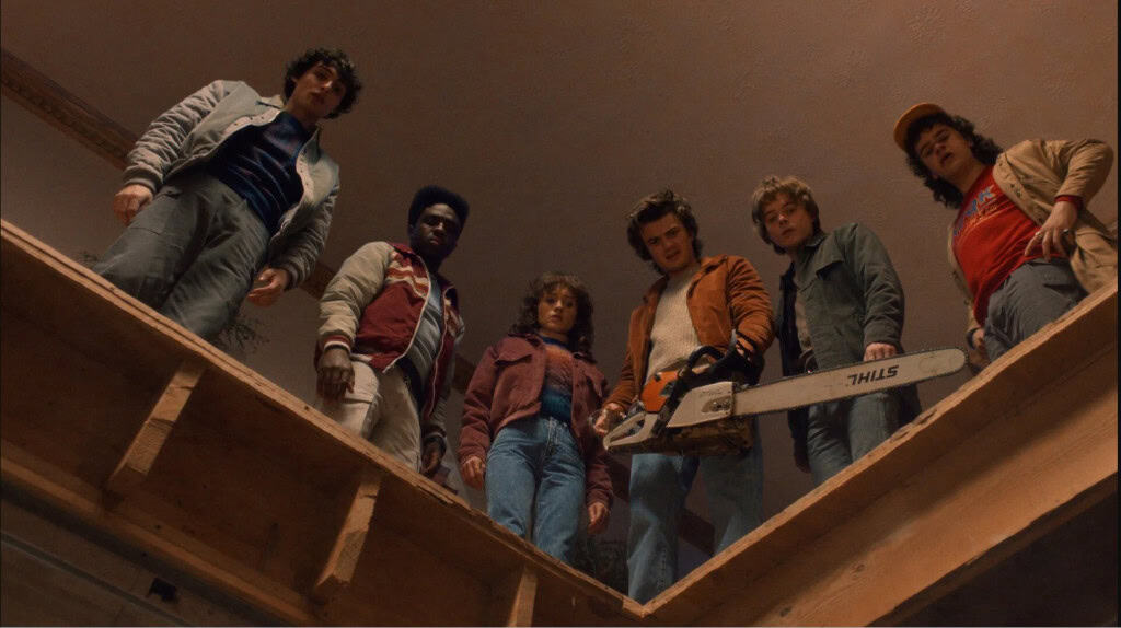 10 séries da Netflix para assistir ainda nestas férias Nem toda série combina com férias. Algumas exigem atenção total, outras são longas demais e acabam virando compromisso. Para aproveitar o tempo livre sem pressão, o ideal é apostar em histórias envolventes, com ritmo fluido, boas avaliações e que funcionem tanto para maratonar quanto para assistir aos poucos. 10 séries da Netflix para assistir ainda nestas férias