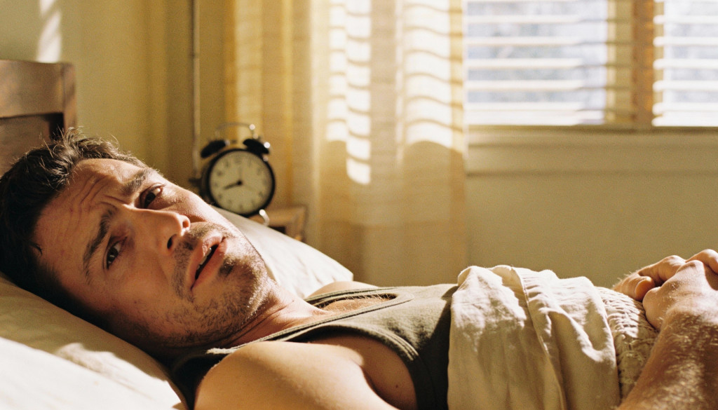 Quando dormir demais atrapalha o corpo em vez de ajudar Dormir bem é um dos pilares da saúde, mas a ciência vem mostrando que dormir demais também pode sair caro. Estudos recentes publicados na The Lancet e European Heart Journal revelam que excesso de sono pode afetar foco, energia e até aumentar riscos metabólicos e entender isso muda a forma como cuidamos da rotina. Quando dormir demais atrapalha o corpo em vez de ajudar