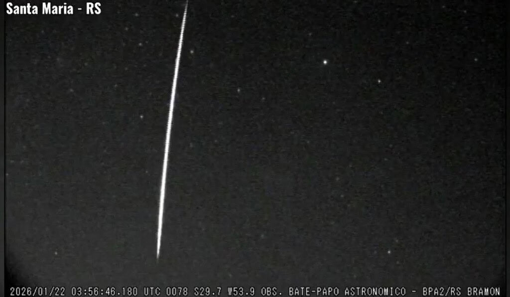 Cerca de 100 meteoros cruzam o céu do Rio Grande do Sul Na madrugada de quarta (21) para quinta-feira (22), o céu do Rio Grande do Sul foi palco de um espetáculo surpreendente. Meteoros longos cruzaram a paisagem celeste, chamando a atenção tanto de populares quanto de quem monitora fenômenos astronômicos. Cerca de 100 meteoros cruzam o céu do Rio Grande do Sul