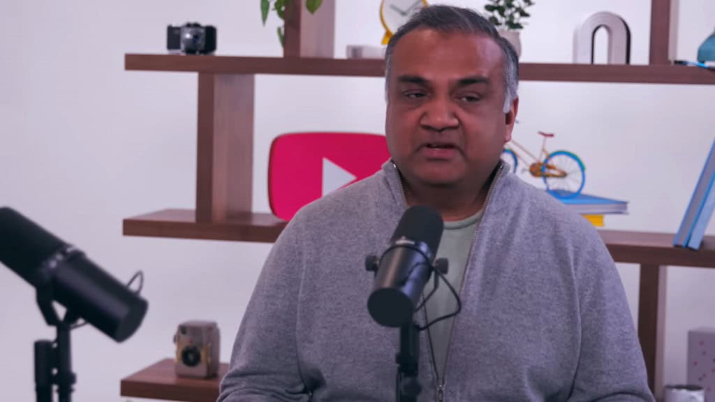 Shorts artificiais e combater deepfakes: IA é prioridade do YouTube em 2026 O CEO do YouTube, Nela Mohan, divulga anualmente uma carta detalhando as prioridades da plataforma para cada ano. Na carta divulgada nesta quarta-feira (21), a inteligência artificial aparece como um dos pilares de 2026. O executivo deu detalhes sobre uma nova fase de integração da IA à criação de conteúdo, com impacto direto no Shorts e no combate aos abusos da própria tecnologia. Shorts artificiais e combater deepfakes: IA é prioridade do YouTube em 2026