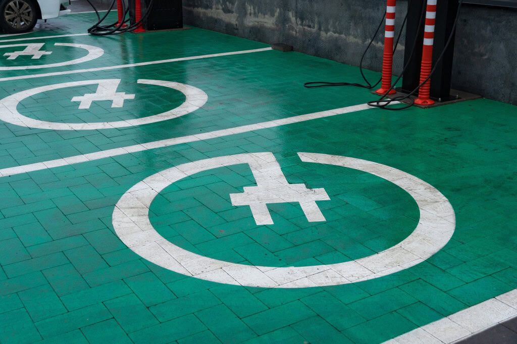 Chão com uma pintura simbolizando uma tomada elétrica