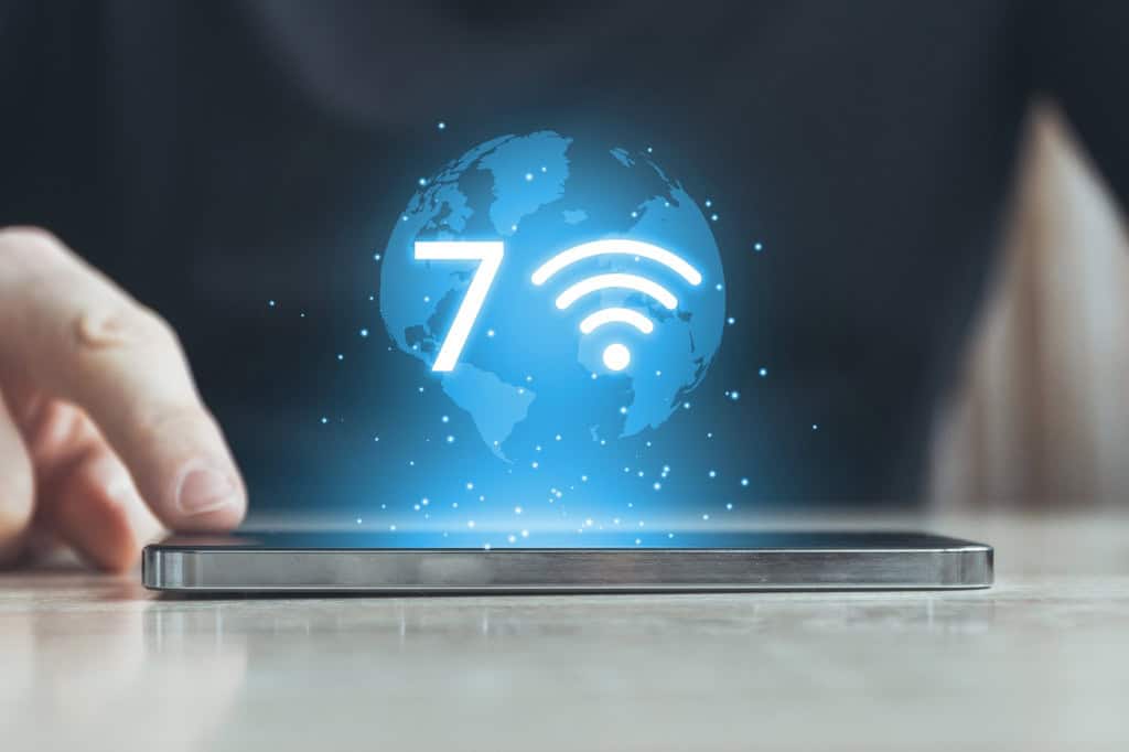 Wi-Fi 8 surge na CES 2026 antes da popularização do Wi-Fi 7 A Wi-Fi 8 começou a dar as caras na CES 2026 antes mesmo de a maioria dos usuários ter migrado para o Wi-Fi 7. Roteadores e chips baseados na nova geração apareceram de forma discreta, mas chamaram atenção por indicar que o próximo padrão pode chegar ao mercado ainda neste ano. wi-fi 7