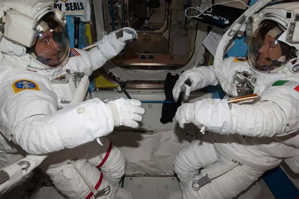 O dia em que um astronauta quase se afogou dentro do próprio capacete no espaço