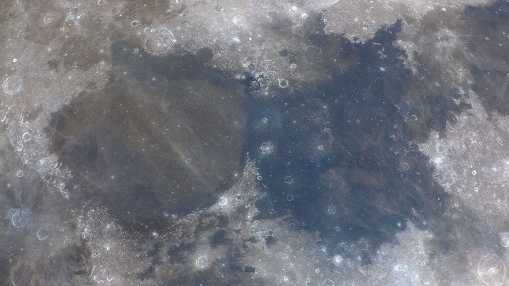 Registro dos mares da Tranquilidade e da Serenidade, na superfície da Lua, em foto escolhida pela NASA como Imagem Astronômica do Dia em 25 de julho de 2026.