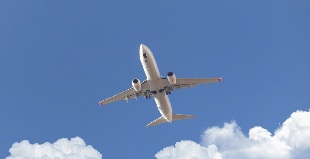 Avião de passageiros deslizando pelo céu