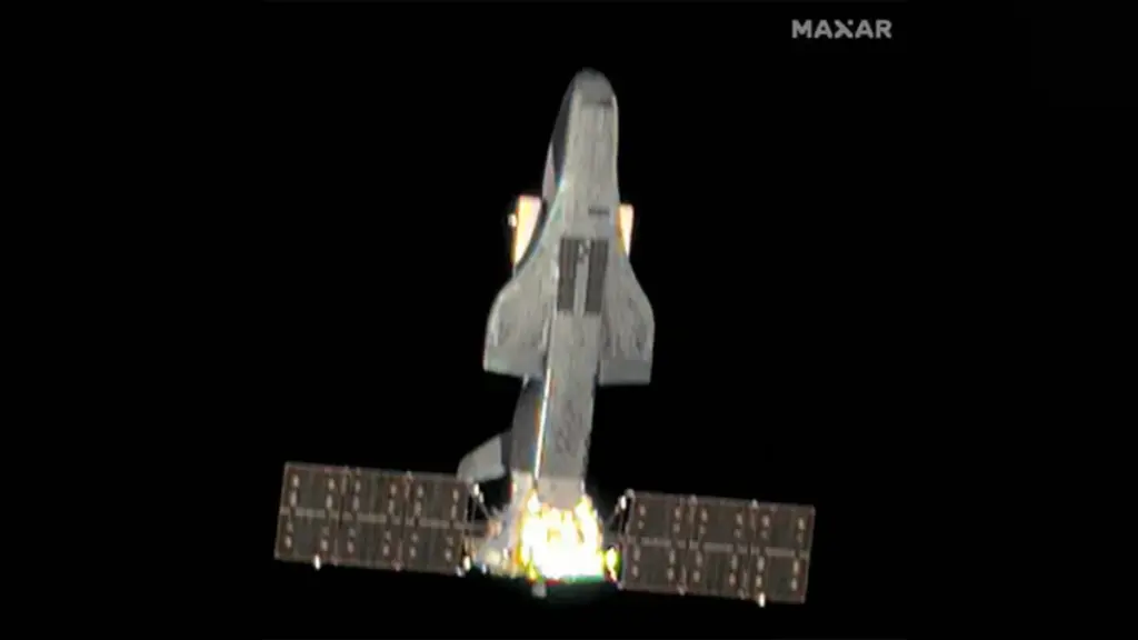 Avião espacial secreto da China é visto acoplado a satélite