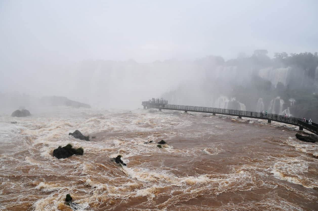 Cheia do rio Paraná ameaça áreas próximas à usina de Itaipu hoje