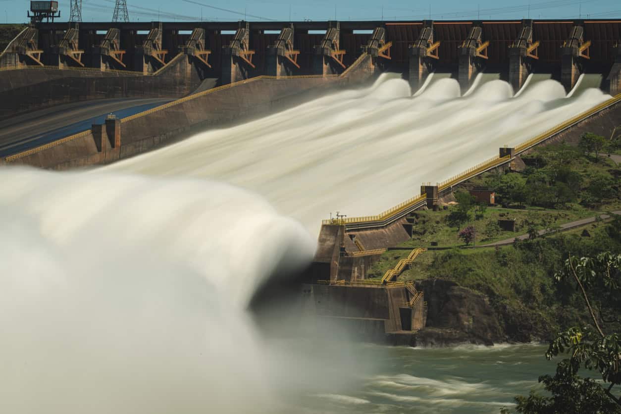 Cheia do rio Paraná ameaça áreas próximas à usina de Itaipu hoje