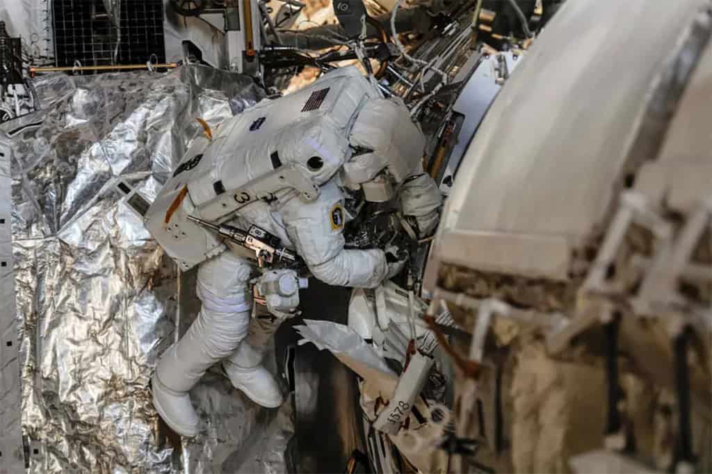 Luca Parmitano já trabalhando na parte externa da estação espacial.