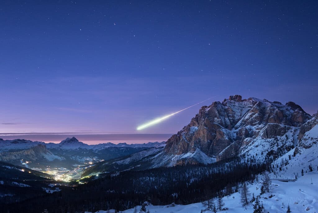 Impressionante bola de fogo associada à chuva de meteoros Táuridas do Norte fotografada nos Alpes Dolomitas italianos em novembro de 2017.